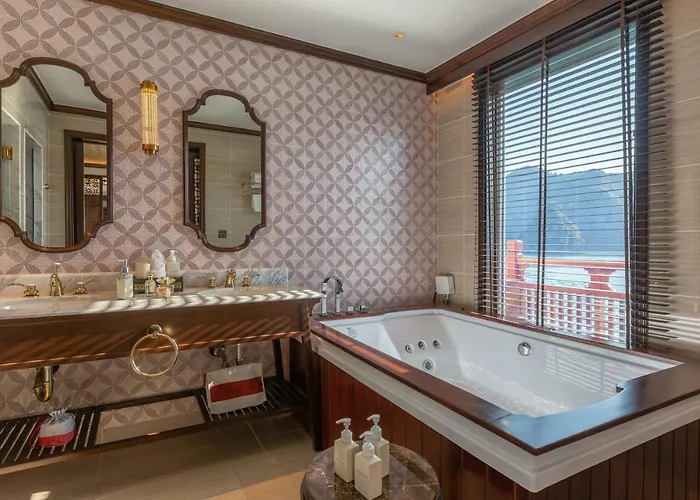  Heritage Line Ylang Cruise - Bay & Lan Ha Bay 5*